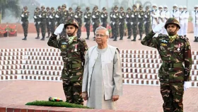 বিজয় দিবসের ভোরে বীর শহীদদের প্রতি শ্রদ্ধা প্রধান উপদেষ্টার