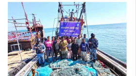 সেন্টমার্টিনে ট্রলিং জালসহ ১৬ জেলে আটক