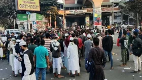 শাহবাগ অবরোধ, হাদি হত্যার প্রতিবাদে ফুঁসে উঠেছে ছাত্র-জনতা