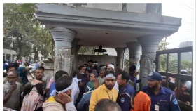 নারায়ণগঞ্জে বন্ধ গার্মেন্টস চালু ও জিএম অপসারণ দাবি
