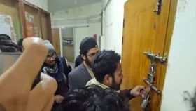 রাবিতে আওয়ামীপন্থি ৩ ডিনের পদত্যাগের দাবিতে কার্যালয়ে তালা