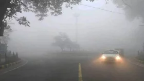 পৌষের সকালে কুয়াশার চাদরে মোড়া রাজধানী