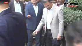 জুতা খুলে দেশের মাটি স্পর্শ করলেন তারেক রহমান