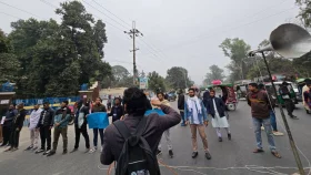 হাদির বিচার দাবিতে রাজশাহীতে মহাসড়ক অবরোধ