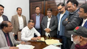 দুই আসনে লড়তে মনোনয়নপত্রে স্বাক্ষর করলেন তারেক রহমান