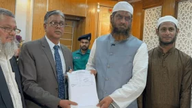 ঢাকা-১৩ আসনে মনোনয়নপত্র জমা দিলেন মামুনুল হক, প্রতিদ্বন্দ্বী ববি হাজ্জাজ