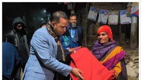 গভীর রাতে শীতার্তদের মাঝে ইউএনওর কম্বল বিতরণ