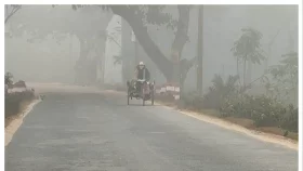 হিলিতে জেঁকে বসেছে শীত, বিপাকে খেটে খাওয়া মানুষ