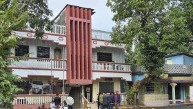 নিরাপত্তা বেষ্টনি সরিয়ে গ্রামের মানুষকে কাছে ডেকে কথা বলতেন খালেদা জিয়া