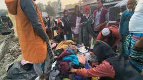 শীতবস্ত্র কিনতে ভ্যানগাড়ি ও অস্থায়ী দোকানে বেড়েছে ভিড়