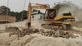 সোনারগাঁয়ে অবৈধ চুনা ও ঢালাই কারখানা গুঁড়িয়ে দিয়েছে প্রশাসন