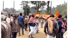 উল্লাপাড়ায় সৎকারে বাঁধা দেওয়ায় লাশ নিয়ে বিক্ষোভ