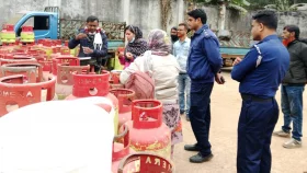 অতিরিক্ত দামে এলপিজি গ্যাস বিক্রি করায় জরিমানা