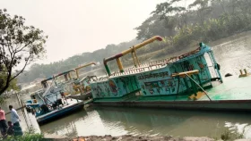 অবৈধভাবে বালু উত্তোলনের সময় ৩টি লোড ড্রেজার জব্দ, আটক ৫&nbsp;