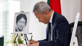 খালেদা জিয়ার মৃত্যুর শোক বইতে স্বাক্ষর করলেন সিঙ্গাপুরের পররাষ্ট্রমন্ত্রী