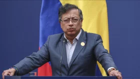 যুক্তরাষ্ট্র হামলা চালালে অস্ত্র ধরার হুঁশিয়ারি কলম্বিয়ার প্রেসিডেন্টের