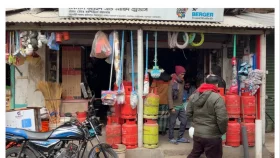 হিলিতে বিক্রি হচ্ছে এলপিজি গ্যাস, তবে দাম বাড়তি