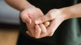 ঘন ঘন আঙুল মটকালে নরম টিস্যু দুর্বল হতে পারে