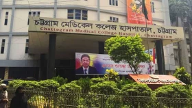 মিয়ানমার থেকে আসা গুলিতে আহত শিশু আইসিউতে