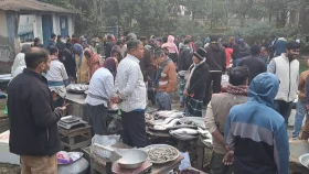 মেলায় এলেই বাড়ি ফেরা জোড়া ইলিশ নিয়ে