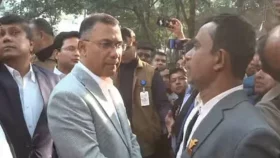 রাস্তায় দাঁড়িয়ে এনটিআরসিএ নিবন্ধনধারীদের দাবি শুনলেন তারেক রহমান
