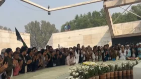 খালেদা জিয়ার কবরে শ্রদ্ধা জানাতে নেতা-কর্মীদের ভিড়