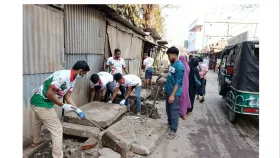 জলাবদ্ধতা নিরসনে স্বেচ্ছাশ্রমে ড্রেন পরিষ্কার করল তরুণরা&nbsp;