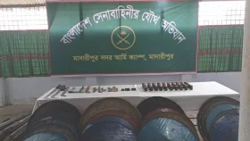 মাদারীপুরে বিপুল দেশীয় অস্ত্র-ককটেল উদ্ধার