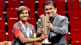 সালাউদ্দিনের হাত থেকে সাফ ট্রফি নিলেন সাবিনা