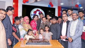 &lsquo;আমেরিকান চিকেন&rsquo; এর জমকালো উদ্বোধনী অনুষ্ঠান
