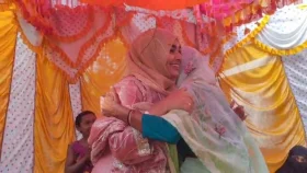 হান্নান মাসউদের স্ত্রীকে স্বর্ণের আংটি উপহার দিলেন বৃদ্ধা ভোটার