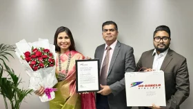 ১৮৪ দেশে বাংলাদেশের পতাকা উড়ানো নারীকে ইউএস-বাংলার স্বীকৃতি