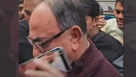 প্রশ্ন করায় সাংবাদিকের মোবাইল কেড়ে নিলেন মির্জা আব্বাস