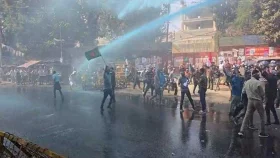 ব্যারিকেড ভেঙে যমুনা অভিমুখে সরকারি চাকরিজীবীরা