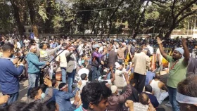 প্রধান উপদেষ্টার বাসভবনের সামনে বসে পড়লেন সরকারি কর্মচারীরা