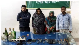 যশোরে অস্ত্র ব্যবসায়ীর বাড়িতে অভিযান, আটক ৪