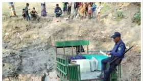 নির্বাচনি সরঞ্জামসহ পিকআপ ভ্যান খাদে, আহত ৩