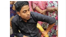 হাজার টাকার টোপে নির্বাচনি ডিউটি, শেষমেশ জনতার হাতে আটক