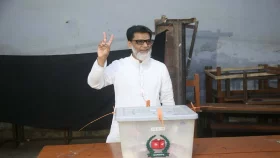 আব্দুল আজিজ স্কুল এন্ড কলেজ কেন্দ্রে ভোট দিলেন হাবিব