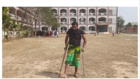 শ্রীপুরে ক্র্যাচে ভর করে ভোট দিতে আসলেন তোফাজ্জল