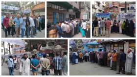 উৎসবমুখর পরিবেশে ঢাকার বিভিন্ন আসনে ভোটগ্রহণ চলছে, কেন্দ্রে কেন্দ্রে দীর্ঘ লাইন