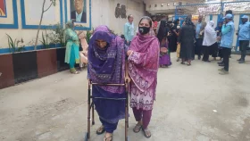 ওয়াকারে ভর দিয়ে ভোটকেন্দ্রে ষাটোর্ধ্ব নারী