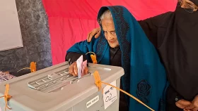 ভোলায় ৮৩ বছর বয়সী আনোয়ারা বেগমের প্রথম ভোট