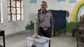 &lrm;মোহাম্মদপুর প্রিপারেটরি স্কুল কেন্দ্রে ভোট দিলেন ডিএমপি কমিশনার