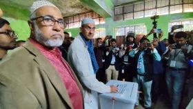 ভোট দিলেন শহীদ উদ্দীন চৌধুরী এ্যানি