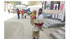 স্বামীর কোলে চড়ে ভোট দিতে এলেন পঙ্গু মনোয়ারা&nbsp;