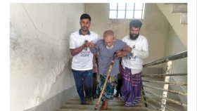 দুই ভাইয়ের কাঁধে ভর করে ভোট কেন্দ্রে বৃদ্ধ&nbsp;