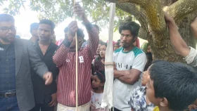 আমগাছে ঝুলছিল কাঠুরিয়ার মরদেহ