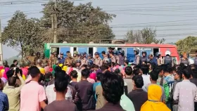 ভালুকায় কারখানা বন্ধের প্রতিবাদে শ্রমিকদের মহাসড়ক অবরোধ