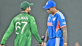 হ্যান্ডশেক হলো না, ভারতের বিপক্ষে ফিল্ডিংয়ে পাকিস্তান